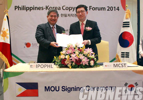 대한민국 문화체육관광부와 필리핀 지식재산청이 18일 필리핀 마닐라에서 ‘저작권 및 저작인접권 분야 교류·협력에 관한 양해각서(MOU)’를 체결식을 열었다. 이날 참석한 박영국 문체부 저작권정책관(오른쪽)과 필리핀 측 통상산업부 산하 지식재산청 리카르도 블랑카플로르(Ricardo R. Blancaflor) 청장이 양해각서(MOU)를 체결을 마친 뒤에 기념촬영을 하고 있다.(사진=문화체육관광부)