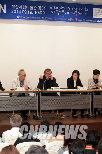 19일 부산시립미술관에서 2014 부산비엔날레 프레스 오픈 행사가 열렸다. 이날 함께한 올리비에 케플렝 전시감독이 전시 주제 '세상 속에 거주하기'에 대한 작품 선정 배경에 대해 설명하고 있다.(사진=왕진오 기자)