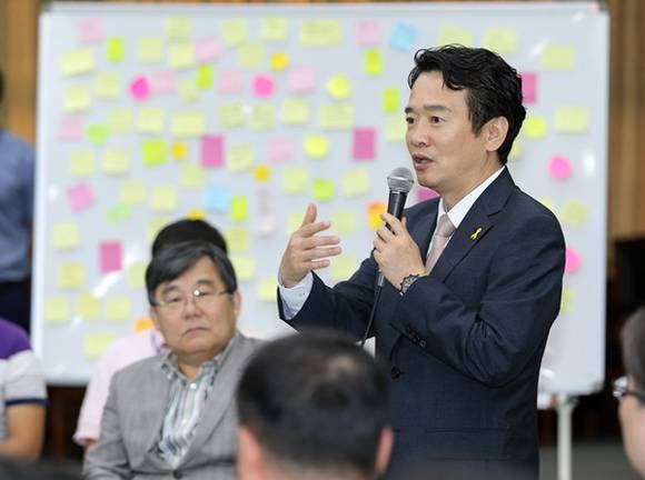 18일(목) 오전 경기도청 신관 4층 제1회의실에서 남경필 경기도지사와 외부전문가 및 도청 공무원 등 80여명이 모여 ‘소통-공감 신청사건립 토론 한마당’을 가졌다.(사진=경기도 제공)