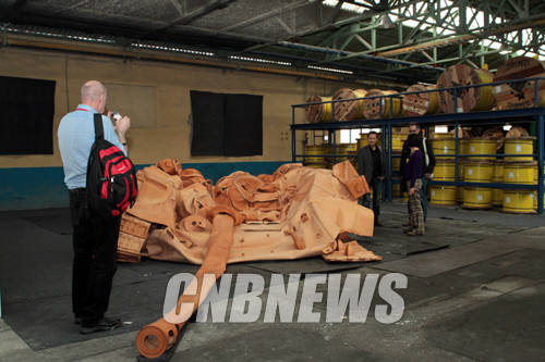 19일 오후 부산 수영구 고려제강 수영공장에서 공개된 2014 부산비엔날레 특별전 '아시안 큐레토리얼'전의 헤사앙규 '탱크 프로젝트' 설치 전경.(사진=왕진오 기자)