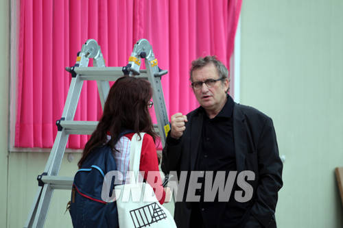 19일 부산 수영구 고려제강 수영공장에 마련된 아시안 큐레토리얼 전 현장에 함께한 올리비에 케플렝 전시감독이 전시 의도를 설명하고 있다.(사진=왕진오 기자)