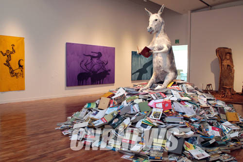 부산비엔날레 본전시가 열리는 부산시립미술관에 설치된 필라 알바라신의 '당나귀' 설치전경.(사진=왕진오 기자)