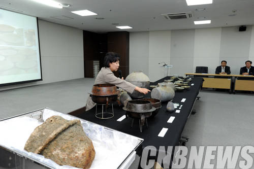 발굴된 영흥도선 유물을 설명하고 있는 나선화 문화재청장.(사진=문화재청)