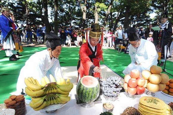 곽상욱 오산시장이 20일 독산성문화제 성공을 기원하는 제례의식인 고유제 행사에 참여하고 있다.(사진=오산시 제공)