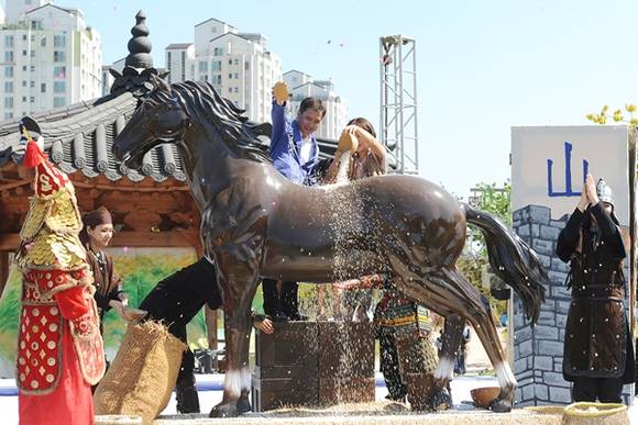 곽상욱 오산시장이 20일 시민과 함께 독산성 세마대 권율 장군의 지혜를 체험하는 세마의식을 재현하고 있다.(사진=오산시 제공)