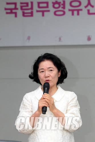 22일 국립고궁박물관에서 열린 국립무형유산원 개원 설명회에 함께한 중요무형문화재 제23호 '가야금산조 및 병창' 보유자인 안숙선 총감독이 개원 행사를 설명하고 있다.(사진=왕진오 기자)