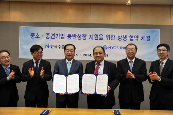 22일 마포 효성본사에서 업무협약을 체결한 효성그룹 노재봉 재무본부장(사진 왼쪽에서 넷째)과 한국수출입은행 장만익 미래성장금융본부 본부장(사진 왼쪽에서 셋째) 등 참가자들(사진 제공: 효성)