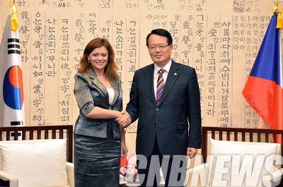 정의화 국회의장은 9.22 오전 10시 30분 의장접견실에서 예르마노바(Jaroslava JERMANOVÁ) 체코 하원 제1부의장을 예방하고 양국간 협력 관계 증진 방안에 대해 폭넓은 의견을 나눴다.(사진=국회)