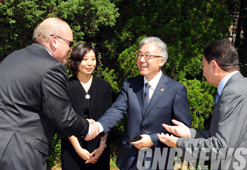 22일 서울 삼청각 청천당에서 문체부 주최 UNWTO(유엔세계관광기구) 사무총장 및 집행이사국 주한대사·부대사 초정 오찬이 열렸다. 이날 김종덕 문화체육관광부 장관이 탈렙 리파이 UNWTO 사무총장과 함께 오찬에 참석한 UNWTO(유엔세계관광기구) 집행이사국 주한대사·부대사와 인사를 나누고 있다.(사진=문화체육관광부)