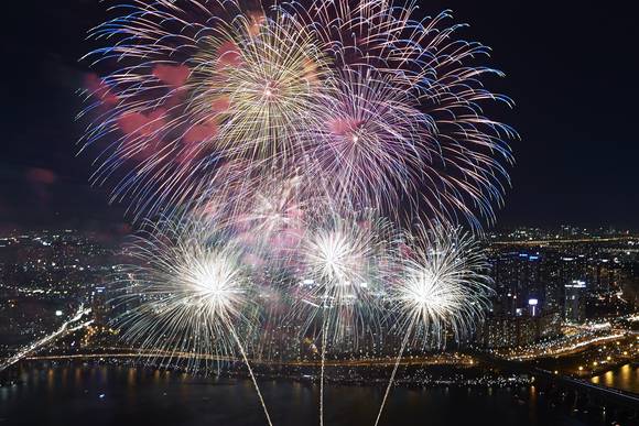 지난 2013년 개최된 ‘서울세계불꽃축제’의 사진전 입상작(사진 제공: 한화그룹)