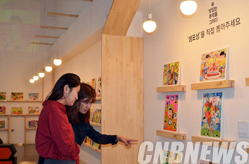 '맛있는 추억을 그리다'전 관람객들.(사진=샘표)