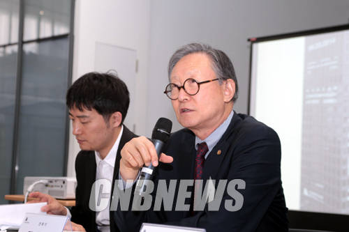 23일 서울 소격동 국립현대미술관 서울관에서 과천관 현대미술작가시리즈 건축분야 첫 번째 전시 '테크놀러지와 예술의 조화_건축가 김종성'전 설명회가 열렸다.이날 함께한 건축가 김종성(79)이 한국에 들어와 자신이 건축한 SK 서린동 사옥, 힐튼호텔 등 당시 과정을 설명하고 있다.(사진=왕진오 기자)