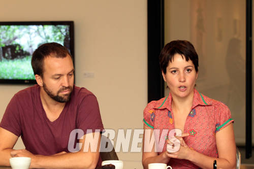 23일 오후 코오롱의 문화예술 나눔공간인 서울 강남구 도산대로 스페이스K_서울에서 9월 25일부터 11월 26일까지 'A Change of Tongue'전을 위해 내한한 카를라 부스틸(사진 우측) 작가가 자신의 작품 세계를 설명하고 있다.(사진=왕진오 기자)