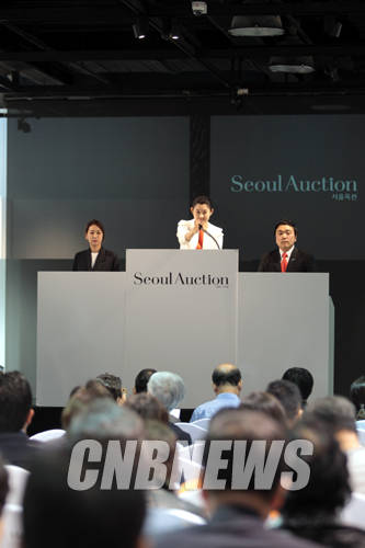 23일 오후 4시부터 서울 평창동 서울옥션 본사에서 진행된 제133회 경매에 김현희 수석경매사가 경매를 진행하고 있다.(사진=왕진오 기자)