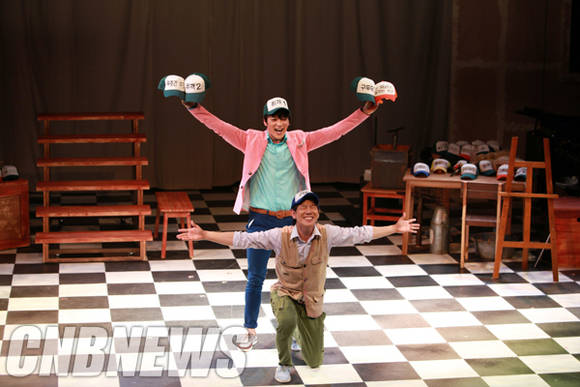 지난해 초연된 뮤지컬 '구텐버그' 공연 장면. 모자를 바꿔 쓰며 다양한 역할을 연기하는 게 눈길을 끈다.(사진제공=컴퍼니다)