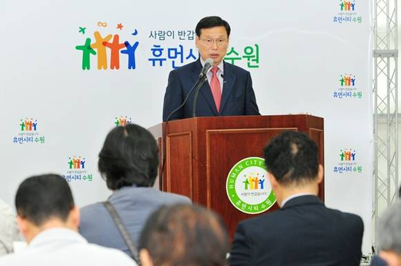 24일 오전 김응렬 수원시 상수도 사업소장이 내년 하반기 완공을 목표로 공사중인 고도정수처리 시설에 대한 언론 브리핑을 하고 있다.