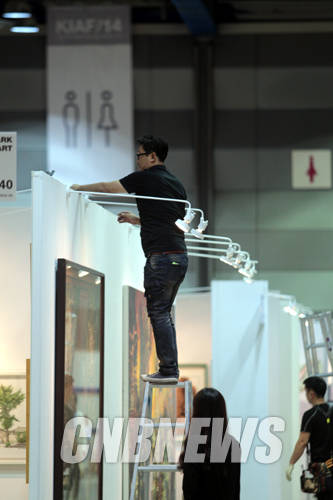 24일 오후 서울 삼성동 코엑스(COEX) 전시장에서 제13회 2014 한국국제아트페어(KIAF/14) VIP 프리뷰 행사가 열렸다. 이날 전시 개막을 위해 화랑 관계자들이 막바지 준비를 하고 있다.(사진=왕진오 기자)