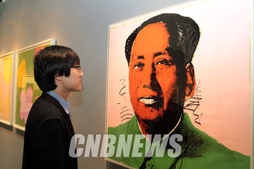 24일 오후 서울 삼성동 코엑스(COEX) 전시장에서 제13회 2014 한국국제아트페어(KIAF/14) VIP 프리뷰 행사가 열렸다. 이날 줄리아나 갤러리 부스에 앤디 워홀의 마오의 작품이 공개되어 화랑 관계자들이 살펴보고 있다.(사진=왕진오 기자)