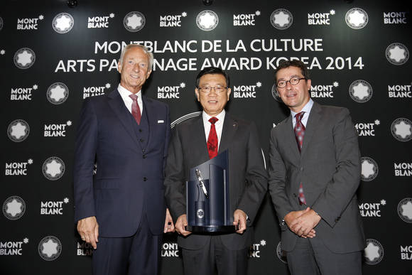 ‘2014 몽블랑 문화예술후원자상 시상식’에 참여한 몽블랑 문화재단 루츠 베뜨게 이사장(왼쪽)과 박삼구 금호아시아나 회장(가운데), 몽블랑 코리아 실방 코스토프 지사장(오른쪽)
