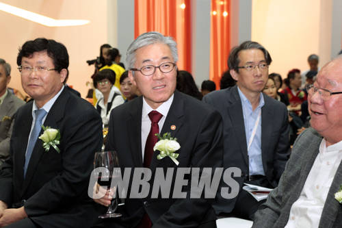 24일 오후 서울 삼성동 코엑스에서 2014 한국국제아트페어 VIP 오프닝 행사가 열렸다. 이날 김종덕 문화체육관광부 장관이 VIP룸을 방문해 하종현 화백과 행사를 관람하고 있다.(사진=왕진오 기자)