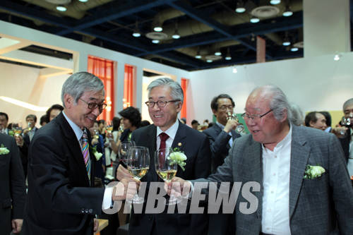 24일 오후 서울 삼성동 코엑스에서 2014 한국국제아트페어 VIP 오프닝 행사가 열렸다. 이날 자리를 함께한 김종덕 문화체육관광부 장관이 행사 성공을 위한 건배 제의에 김종규 문화유산신탁이사장(좌측)과 하종현 화백(우측)과 함께 건배를 하고 있다.(사진=왕진오 기자)