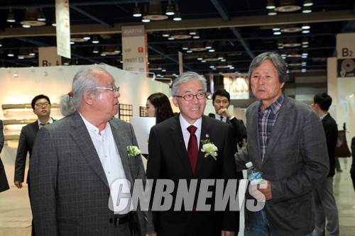 24일 오후 서울 삼성동 코엑스에서 2014 한국국제아트페어 VIP 오프닝 행사가 열렸다. 이날 자리를 함께한 김종덕 문화체육관광부 장관이 홍익대학교 출신 아티스트들과 대화를 나누고 있다.(사진=왕진오 기자)