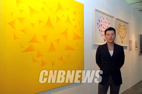 24일 오후 서울 삼성동 코엑스에서 2014 한국국제아트페어 VIP 오프닝 행사가 열렸다. 이날 진화랑 부스에서 자신의 그림을 전시하고 있는 가수 이현우가 전시작품과 함께 포즈를 취하고 있다.(사진=왕진오 기자)