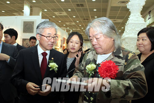 24일 오후 서울 삼성동 코엑스에서 2014 한국국제아트페어 VIP 오프닝 행사가 열렸다. 이날 한국을 방문한 중국의 대형 컬렉터로 알려진 조지 웡과 김종덕 문체부 장관이 대화를 나누고 있다.(사진=왕진오 기자)