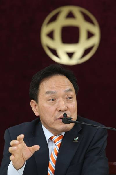 이필운 안양시장이 25일 기자회견을 열고 어려운 안양시 재정여건을 돌파하기 위해 긴축재정을 통한 과감한 지출 억제와 세수 확대 방안에 대해 설명 하고 있다. 이필운 시장은 강한 리더쉽을 통한 안양시의 개혁에 박차를 더 하고 있어 어려운 재정 여건을 갖고 있는 여러 지자체의 움직임에도 변화가 예상 되고 있다.(사진=안양시 제공)