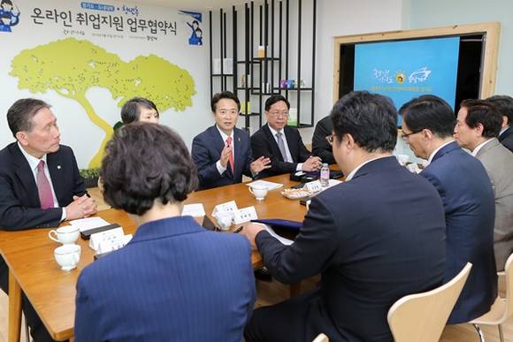 25일 경기도지사 집무실에서 남경필 경기도지사와 도내 대학총장들이 ‘경기도-도내대학 청년층 온라인취업지원 업무협약식’을 체결하고 환담을 나누고 있다.(사진=경기도 제공)