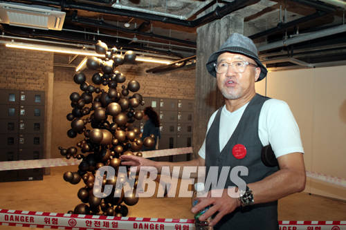 25일 오후 제주도 아라리오뮤지엄 동문모텔에서 뮤지엄 개관 과정을 설명하고 있는 김창일 회장.(사진=왕진오 기자)