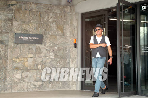 25일 제주 아라리오뮤지엄 동문모텔 언론공개행사에 함께한 (주)아라리오그룹 김창일 회장이 뮤지엄을 나서고 있다.(사진=왕진오 기자)