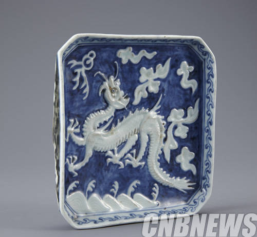 '구름 용무늬 접시'. 조선 19세기, 1909년 구입, 덕수 1776, 국립중앙박물관 소장.