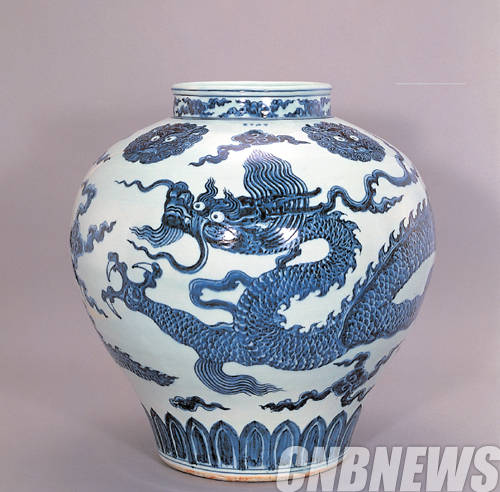 ‘선덕년제’가 쓰여진 구름 용무늬 항아리, 중국 명明 선덕년간(1426-1435), 이데미쓰미술관 소장.(사진=국립중앙박물관)