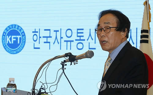 25일 오후 서울 장충동 한국자유총연맹이 개최한 ‘제4이동통신사업 추진 계획 발표’ 기자회견에서 허세욱 회장이 사업 추진 이유와 향후 계획을 밝히고 있다(사진: 연합뉴스)