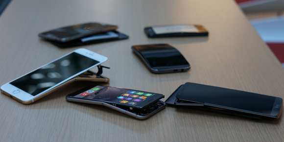 테스트 결과 부서진 스마트폰들(사진: 컨슈머 리포트)