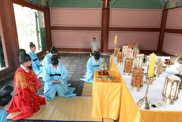 정조대왕의 융능봉향 재현