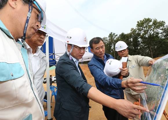 채인석 화성시장이 26일 비봉~매송간 도시고속도로 공사현장을 방문해 진행현황을 점검하고 있다.(사진=화성시 제공)