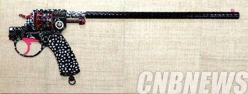 이가형, '자살권총'(the gun of suicide). 65x170x10.7cm, mixed media on hemp cloth, 2014.