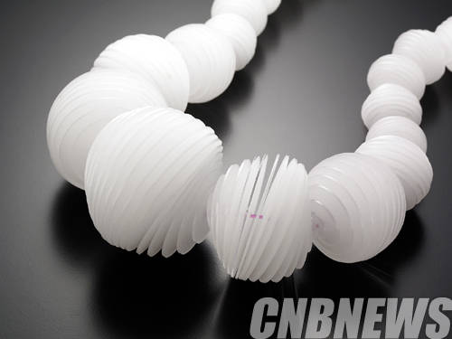 백자현, 'cloud'. Plexiglass and metal.