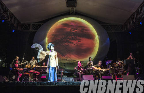 27일 오후 서울 사직단에서 국악창작공연 사직대제 전야제 '땅으로부터 명: 기원하고 기원하다'가 진행됐다.이날 국악 아티스트 강은일 해금플러스와 중견 월드뮤직 공명이 콜라보레이션으로 함께 최고의 연주력과 짜임새 있는 구성으로 수준 높은 야외 공연을 선보였다.