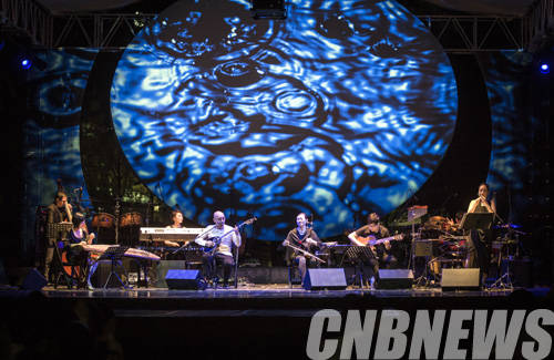 27일 오후 서울 사직단에서 국악창작공연 사직대제 전야제 '땅으로부터 명: 기원하고 기원하다'가 진행됐다.이날 국악 아티스트 강은일 해금플러스와 중견 월드뮤직 공명이 콜라보레이션으로 함께 최고의 연주력과 짜임새 있는 구성으로 수준 높은 야외 공연을 선보였다.