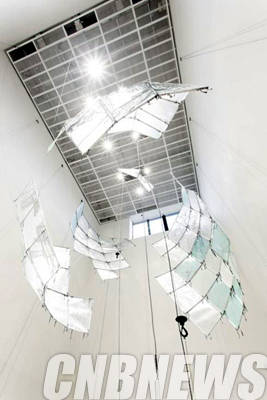 이불, ‘새벽의 노래 III’. 2014, 알루미늄, 폴리카보네이트, 메탈라이즈드 필름, LED 조명, 전선, 스테인리스 스틸, 포그 머신, 가변 설치.(사진: 전병철, 사진제공: 국립현대미술관)