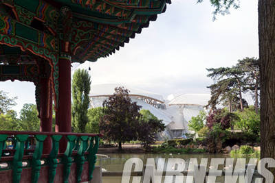 2002년 조성된 ‘서울 공원(Le Jardin de Seoul)’에서 바라본 루이 비통 재단 미술관.(사진=Iwan Baan for Fondation Louis Vuitton, 2014)