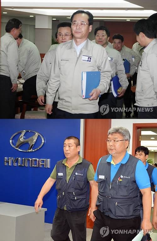 29일 윤갑한 현대차 사장(위쪽)과 이경훈 현대차 노조위원장(아래쪽)이 임금협상 합의를 마친 후 울산공장 내 교섭장에서 나오고 있다(사진: 연합뉴스)