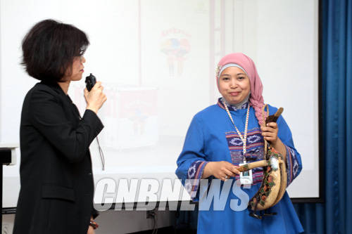 30일 삼청로 국립민속박물관 어린이박물관에서 '인도네시아꾸러미' 설명회가 열렸다. 이날 함께한 인도네시아 국립박물관 발렌티나 학예연구사가 인도네시아 꾸러미에 들어 있는 전통 악기를 설명하고 있다.(사진=왕진오 기자)