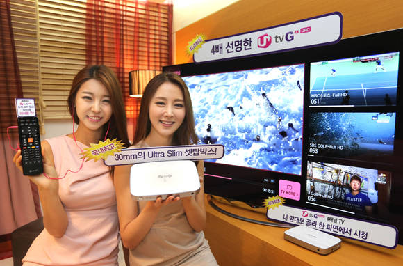모델들이 U+tv G4K UHD의 핵심 서비스를 시연하고 있다(사진 제공: LG유플러스)