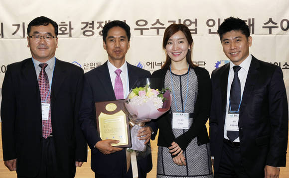 효성 임직원들이 기후변화경쟁력 우수기업 선정 인증패를 받고 기념 사진을 찍고 있다(사진 제공: 효성)