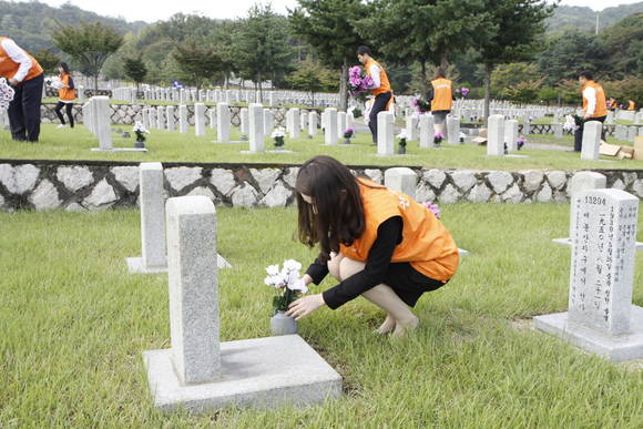 한화 임직원들이 국립현충원의 묘역을 정비하고 있다(사진 제공: ㈜한화)