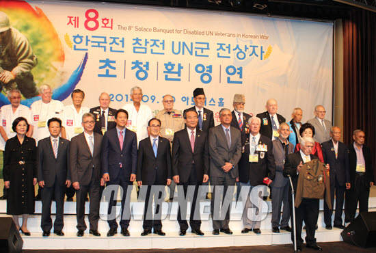 행사를 마치고 기념 사진을 촬영중인 참전 용사들과 주최측 인사들(사진: 정의식 기자)